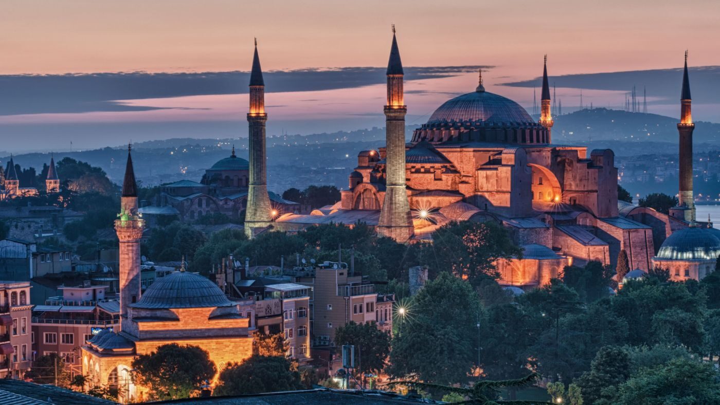 Panoramic view of Istanbul’s historic skyline with mosques and the Bosphorus at golden hour